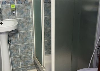 شقة بصالة وثلاث غرف نوم