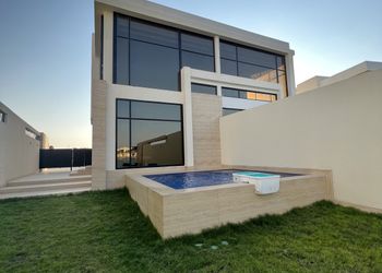 شاليه بصالة جلوس مطلة على المسبح