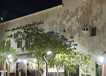 شقة بغرفتين نوم وصالة واسعة 