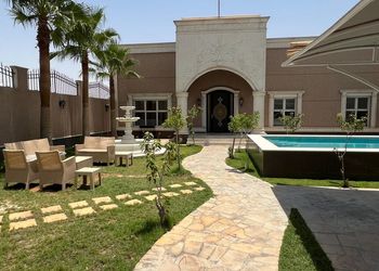 شاليه بجلسة تطل على مسبح خارجي 
