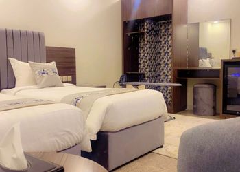 استديو بأثاث مريح وبسيط 
