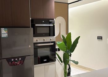 شقة بثلاث غرف نوم بتصميم فاخر