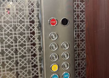 شقة بصالة وثلاث غرف نوم
