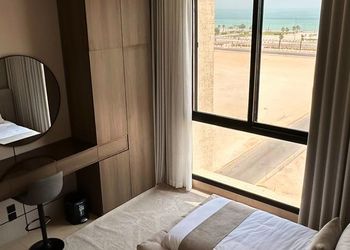 شقة بإطلالة مميزة وصالة أنيقة 
