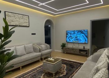 شقة بصالة وغرف نوم ومجلس