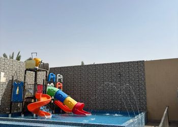 شاليه بألعاب مائية وجلسة خارجية