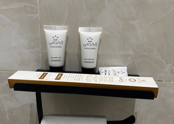 استديو بأثاث مريح وبسيط 