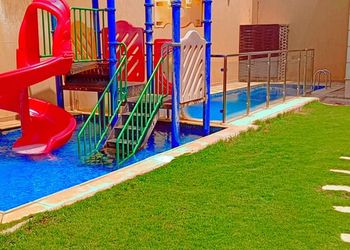 شاليه بمسطح اخضر وجلسة خارجية 