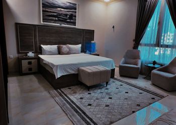 شقة بصالة جلوس وثلاث غرف نوم 