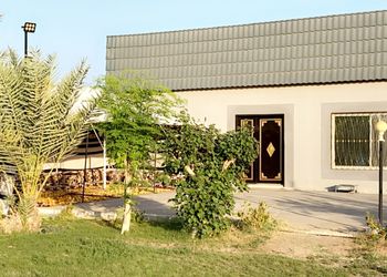 استراحة بمسبح خارجي ومجالس 