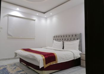 شاليه بصالة جلوس مطلة على المسبح