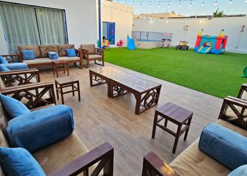 شاليه بمسطح اخضر وجلسة خارجية 