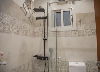 استديو بسرير ماستر وجلسة جانبية