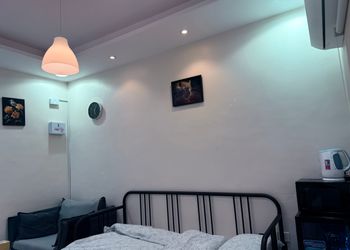 استديو بأثاث مريح وبسيط 