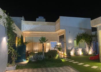 شاليه بمسطح اخضر ومسبح 
