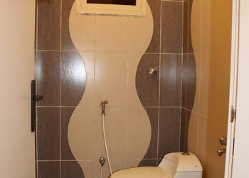 شقة بثلاث غرف نوم و صالة 