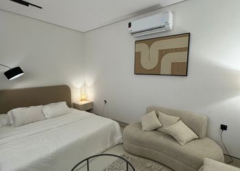 استديو أنيق بسرير ماستر وجلسة جانبية 