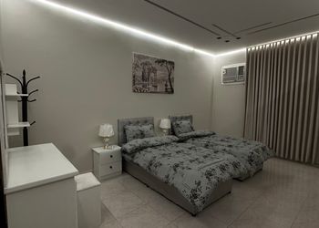 شقة بتصميم فاخر وصالة أنيقة