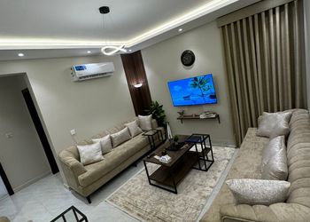 شقة بصالة أنيقة ودخول ذاتي 