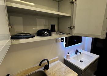 استديو بأثاث مريح وبسيط 