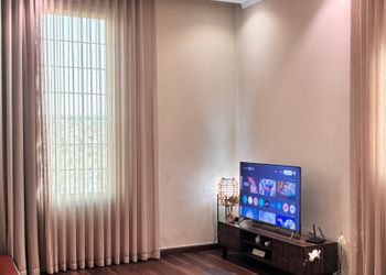 استوديو مميز بطابع خشبي هادئ