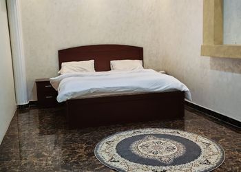 شاليه بمسطح اخضر وجلسة خارجية