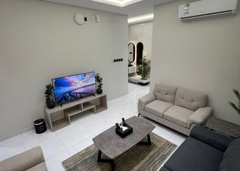 شقة بألعاب أطفال وغرفتين نوم 