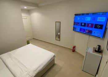 استديو بأثاث مريح وبسيط 