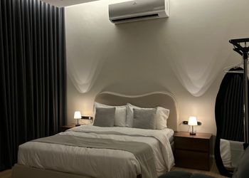 استديو بأثاث مريح وبسيط 