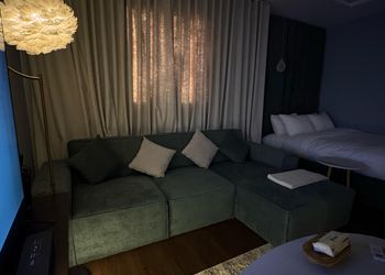 استديو بسرير ماستر وجلسة مريحة 