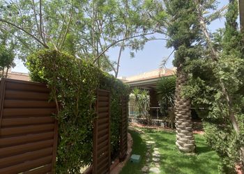 استراحة بمسبح داخلي ومسطح اخضر