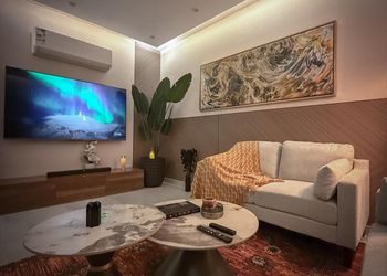استديو بأثاث مريح وبسيط 