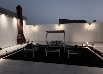 استراحة بمجلس وفناء خارجي 