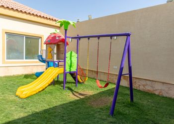 شاليه بألعاب أطفال وجلسة خارجية