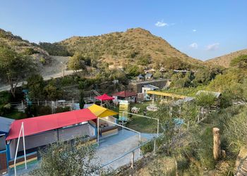 كوخ بأجواء ريفية وصالة مريحة