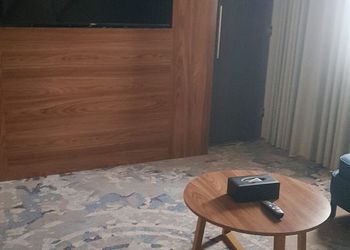 استديو بأثاث مريح وبسيط 