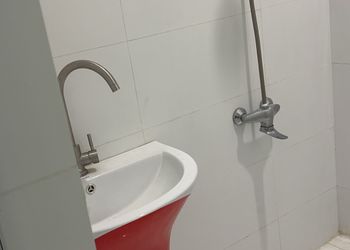 شقة بصالة جلوس وغرفتين نوم