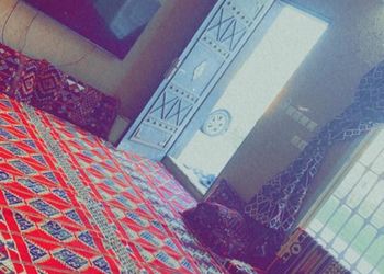شاليه بمسطح اخضر وجلسة خارجيه