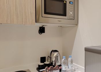 استديو بسرير ماستر وأثاث مريح 