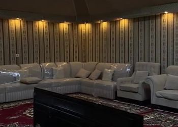 مخيم بألعاب أطفال وبيت شعر 
