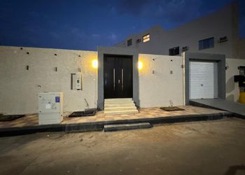 شاليه بمسطح اخضر ومجلس