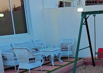 استراحة بجلسة خارجية وألعاب اطفال
