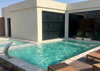 شاليه بصالة مطلة على المسبح 