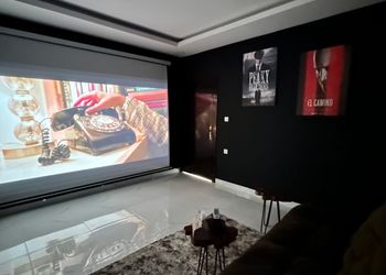 شقة بغرفة سينما وغرفتين نوم 