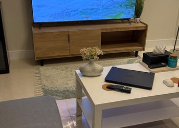 شقة بغرفة معيشة وغرفة نوم 
