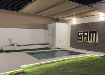شاليه بمسطح اخضر ومسبح 