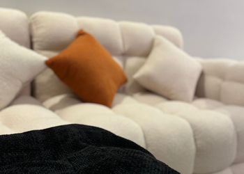 استديو بأثاث مريح وبسيط 