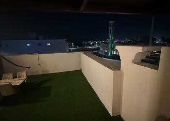 شقة بجلسة خارجية وغرفتين نوم 