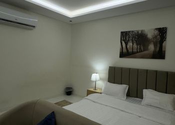 استديو بأثاث مريح وبسيط 