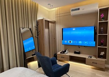 استديو بأثاث مريح وبسيط